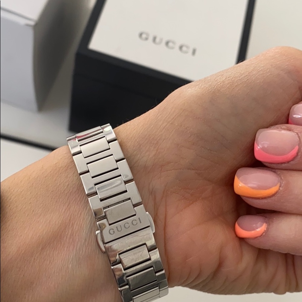 Women’s Gucci 29mm bracelet watch 💯 - Picture 5 of 6